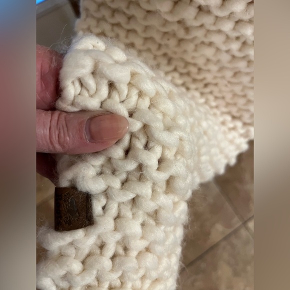 ROOTS Oversized Chunky Knit Scarf | Cozy Winter Essential Cream Neutral - Picture 4 of 11